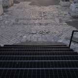 La discesa nelle navate � possibile grazie a una scala in metallo...